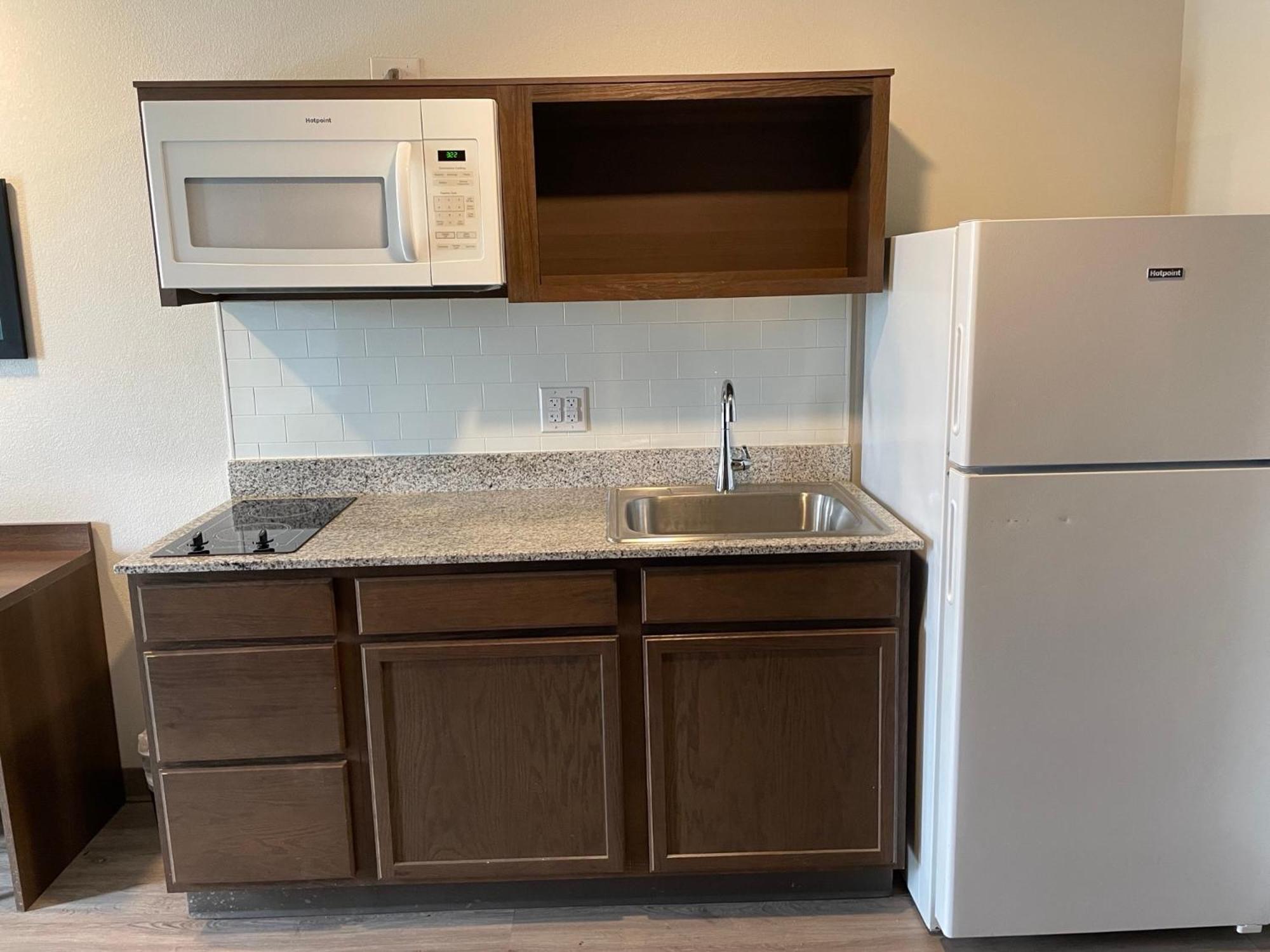 Woodspring Suites Detroit Madison Heights Bagian luar foto